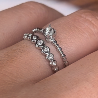 Anel Duplo; Aço Inoxidável; Prateado em Zircónias.