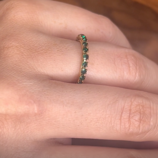 Anel Cravejado a Cristais Verdes S; Aço Inoxidável; Dourado.